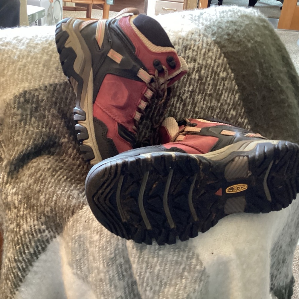KEEN Targee Women's Waterproof Hiking Boots - Red and Black - Picture 3 of 5